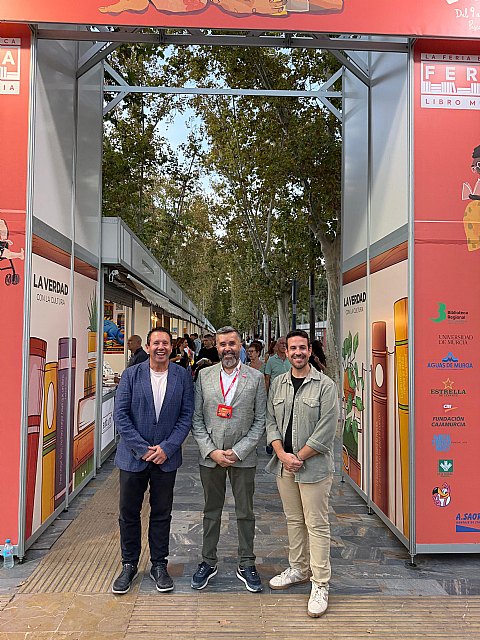 Mula pone en valor la cultura y el fomento de la lectura durante su visita a la Feria del Libro de Murcia