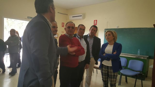 La consejera de Agua, Agricultura y Medio Ambiente mantiene un encuentro con representantes de la comunidad de regantes