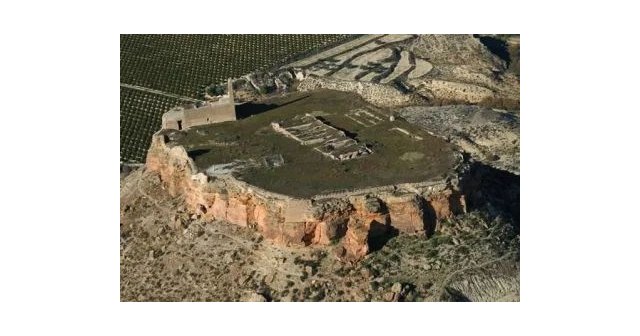 El Ayuntamiento llega a un acuerdo para la adquisición del Castillo de Alcalá (Puebla de Mula)