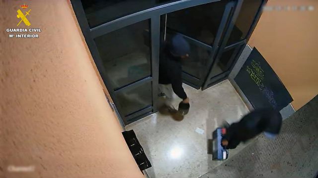 La Guardia Civil detiene a tres individuos por 70 robos en garajes y trasteros en Mula