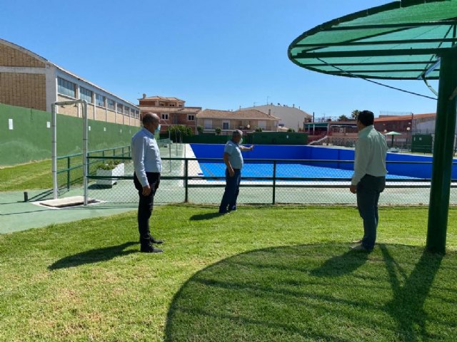 Visita del Alcalde a las instalaciones de la piscina de verano de Mula