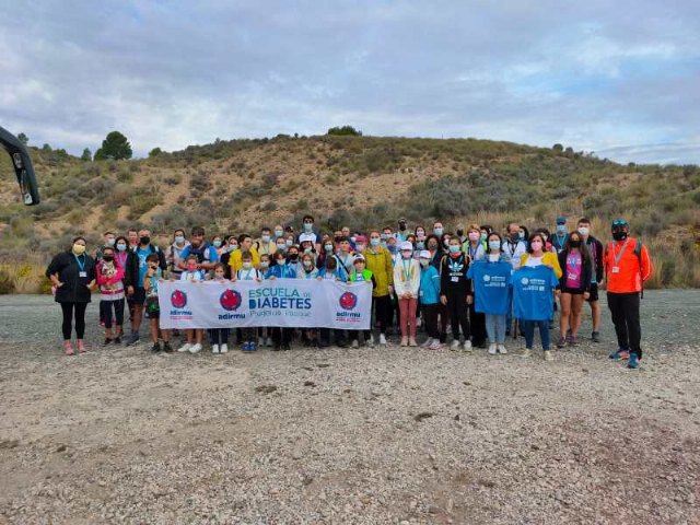Una delegación de Adirmu realiza una ruta senderista por las inmediaciones del embalse de La Cierva