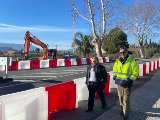 Fomento mejora la seguridad vial en uno de los principales accesos a Mula con una nueva rotonda