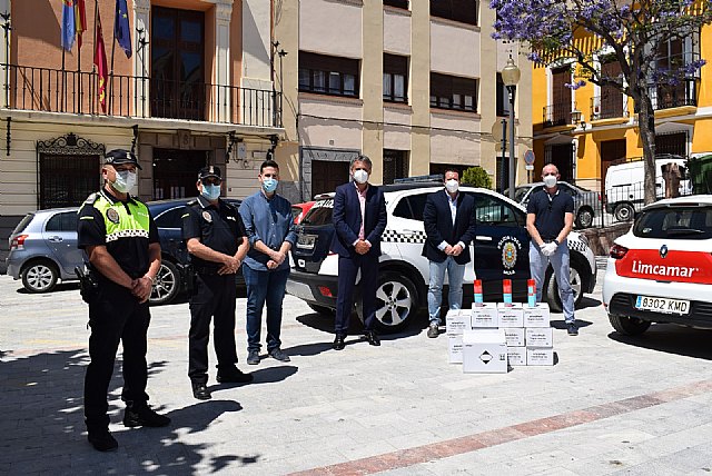Limcamar dona higienizantes para la Policía Local de Mula
