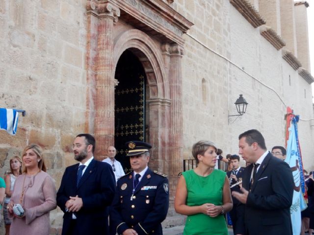 Noelia Arroyo acompaña a los muleños en la procesión del Niño Jesús del Balate