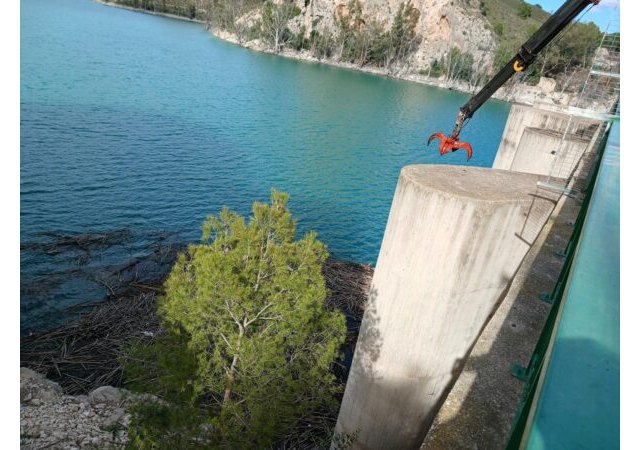 Trabajos de limpieza y acondicionamiento zona escalada