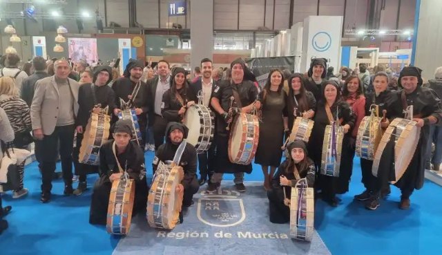 12 tamboristas de Mula recrean La Noche de los Tambores en FITUR