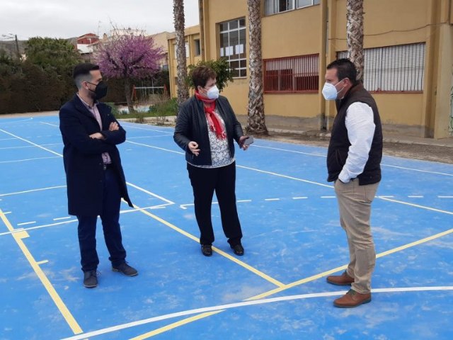 El Ayuntamiento elaborará un informe con los desperfectos e irregularidades técnicas de la pista deportiva del CEIP Anita Arnao