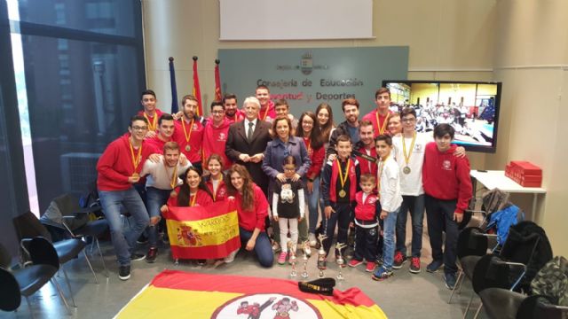 La consejera Martínez-Cachá recibe a los integrantes del Club Warriors de Mula