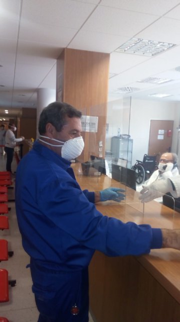 Instalación de mamparas de protección en el Centro de Salud de Mula