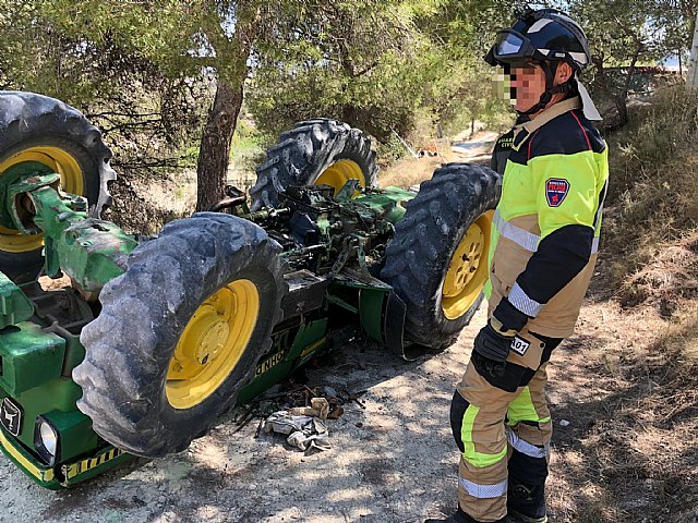 Fallece un varón de 76 años al quedar atrapado bajo su tractor en Mula