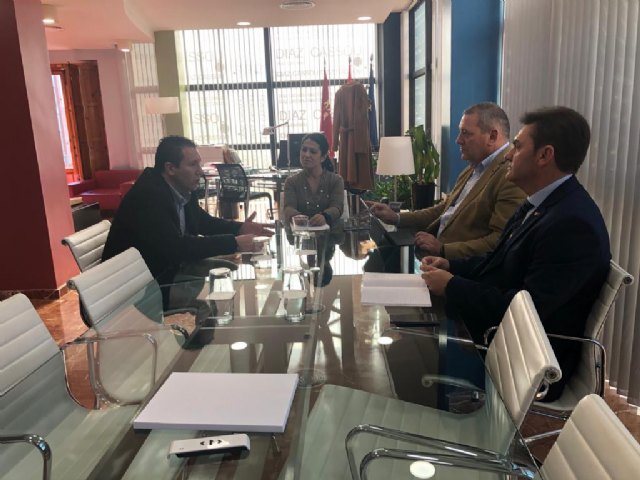 El Alcalde mantiene una reunión con la Consejera de Transparencia, Participación y Administración Pública del Gobierno Regional