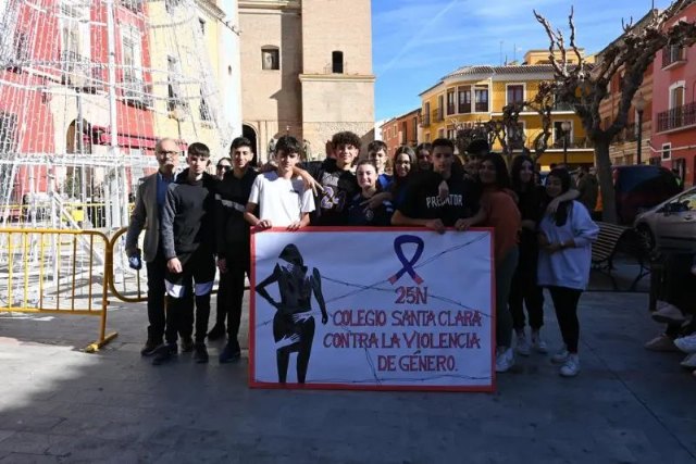 Los centros escolares de Mula leen textos en contra de la violencia de género