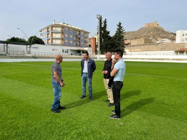 El alcalde de Mula visita los trabajos del Campo Municipal de Deportes