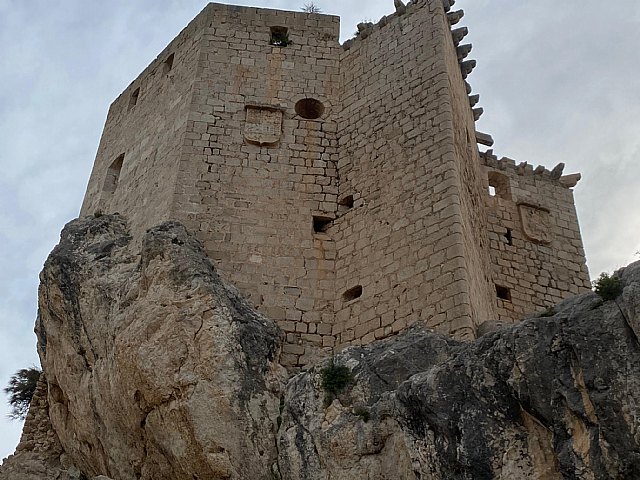 El equipo técnico encargado de las obras que se están desarrollando en el Castillo de Mula explica al alcalde los avances y hallazgos encontrados