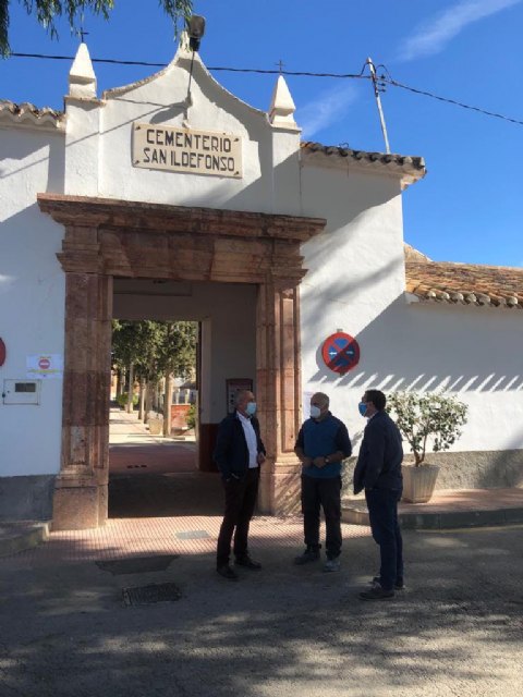 El alcalde y concejal de Obras visitan las actuaciones desarrolladas en el cementerio municipal