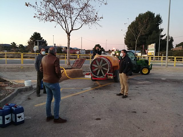 Los agricultores de Mula se unen a las tareas de desinfección de calles y plazas del municipio