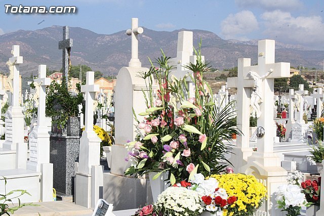 El alcalde visita el Cementerio de San Ildefonso con motivo del Día de Todos los Santos