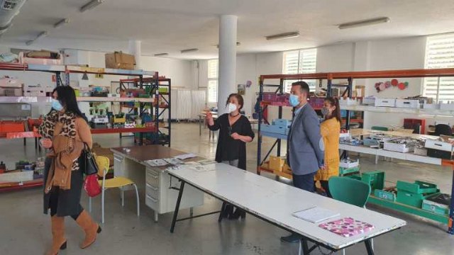 El concejal de Educación, Diego Boluda, junto a técnicos de la concejalía visitan la sede del CEOM