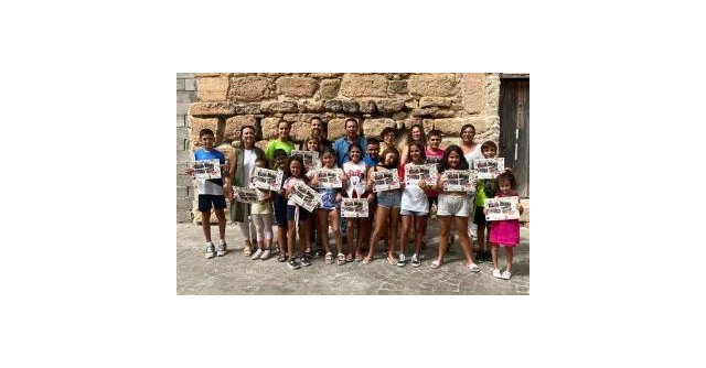 Entrega de diplomas a los niños participantes en la primera Escuela de Verano de Pedanías Agosto 2022