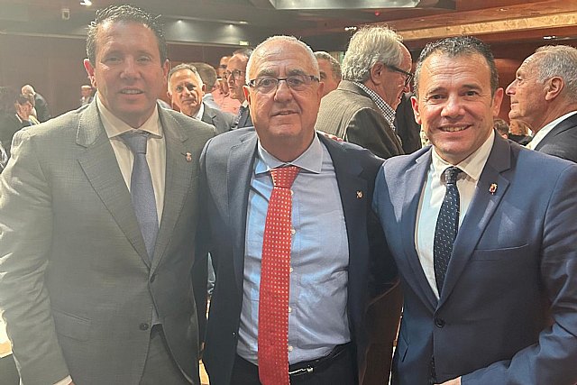 El alcalde asiste al homenaje de Eliseo Valcárcel en su acto de jubilación tras 42 años de servicio