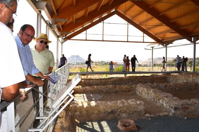 El consejero de Cultura visita el yacimiento arqueológico de la villa romana de Los Villaricos