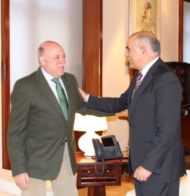 El jefe del Ejecutivo murciano, Alberto Garre, recibe al alcalde de Mula, José Iborra