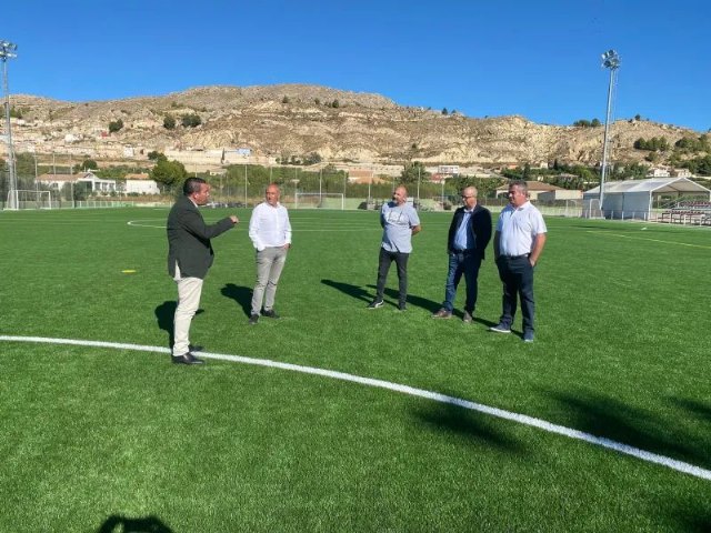 Los clubes de fútbol acompañan al alcalde y concejal de Deportes en la visita a Mula Deportiva donde se ha realizado la sustitución del césped artificial