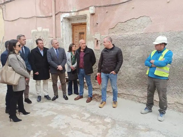 El alcalde de Mula visita las obras de la calle Fuensanta junto al consejero de Presidencia