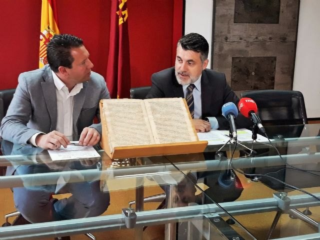 Cultura entrega a Mula un documento histórico recuperado por la Guardia Civil tras su autentificación