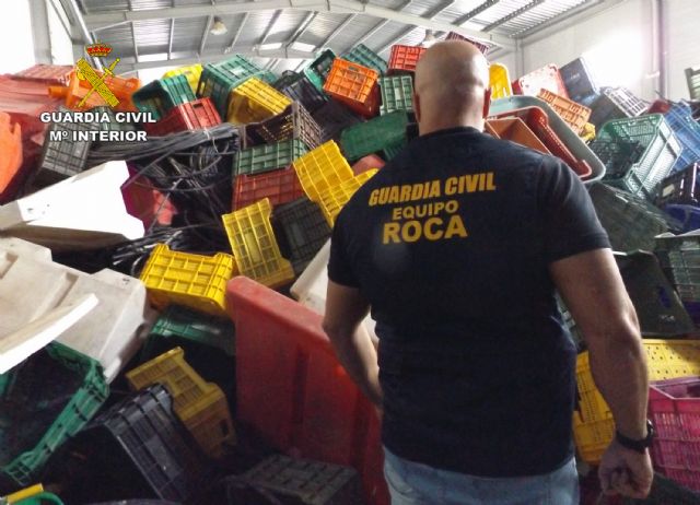 La Guardia Civil recupera en una nave industrial 11.000 metros de manguera, medio millar de cajas de plástico y ocho contenedores de basura