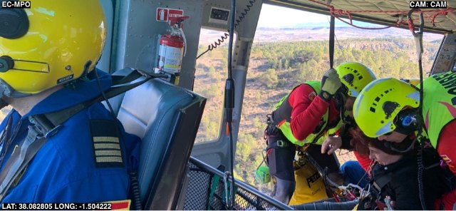 Rescatan en helicóptero a una senderista herida en Fuente Caputa, Mula