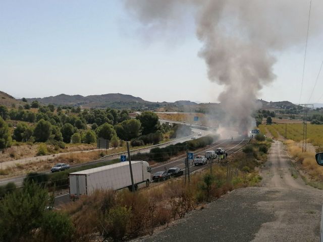 Incendio en un autobús en la autovía del Noroeste, en Mula