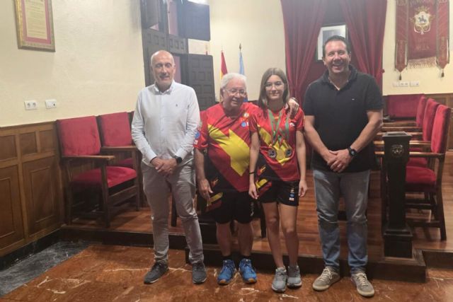 El alcalde recibe a la campeona del Mundial de Agility del Club Agility Río Mula El alcalde recibe a la campeona del Mundial de Agility del Club Agility Río Mula