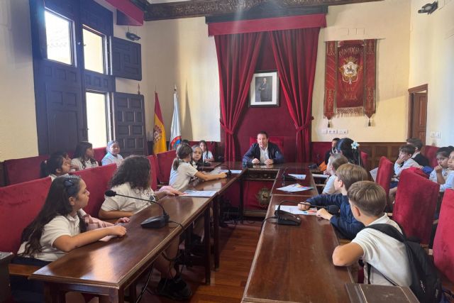 El alcalde de Mula recibe al alumnado del Colegio Cristo Crucificado para acercarles el funcionamiento de la administración local El alcalde de Mula recibe al alumnado del Colegio Cristo Crucificado para acercarles el funcionamiento de la administración local