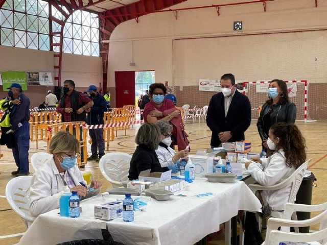 El alcalde de Mula y la concejala de Sanidad visitan el punto de vacunación