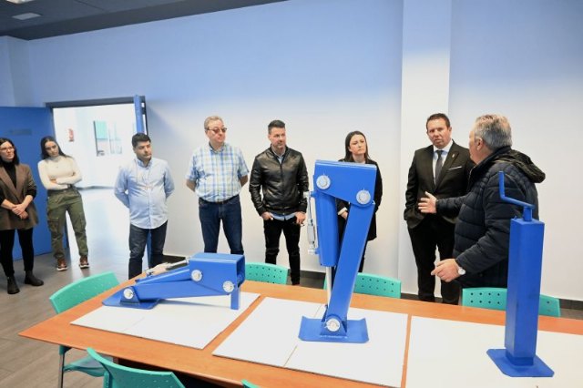 El alcalde visita Estampaciones Metálicas La Muleña para conocer un nuevo proyecto agrícola muleño con repercusión internacional