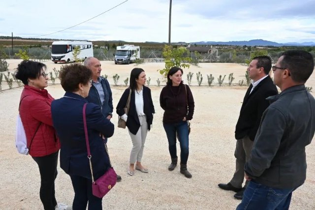 El alcalde de Mula visita el aparcamiento de autocaravanas de Casas Nuevas