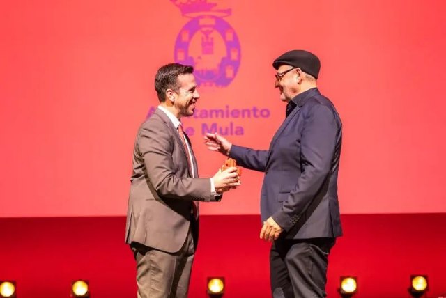 El Ayuntamiento de Mula entrega el Premio Alfonso Décimo de Cine a Alfonso Albacete por ‘La Novia de América’