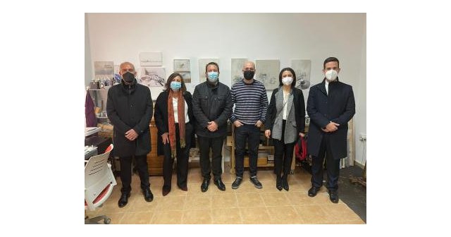 El equipo de Gobierno visita el Open Studio del artista muleño Nono García