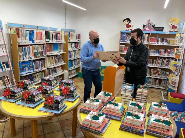 Educación y Cultura entrega un lote con 20 libros para impulsar las bibliotecas de todos los centros educativos de Mula y pedanías