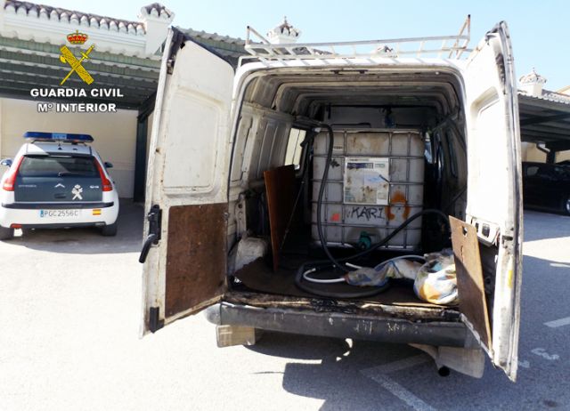 La Guardia Civil detiene a dos hombres por el robo del combustible de tres camiones en el polígono industrial de Mula