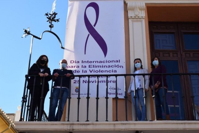 Un gran lazo violeta da visibilidad desde la fachada del Ayuntamiento al Día Internacional contra la Violencia de Género