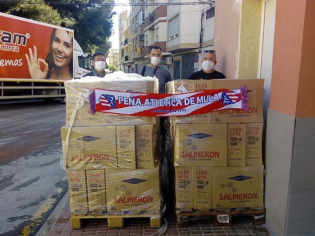 La Peña de Aficionados y Simpatizantes Muleños del Club Atlético de Madrid, ha realizado una donación de mil litros de lejía