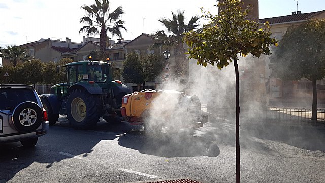 Los agricultores locales se suman a las tareas de desinfección de calles y espacios públicos