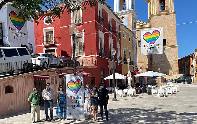 Mula se engalana con la bandera arcoíris en conmemoración del Día del Orgullo LGTBI
