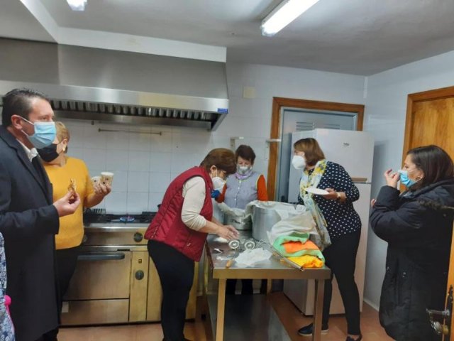 La asociación de Amas de Casa de Mula realiza un taller de Buñuelos y chocolate