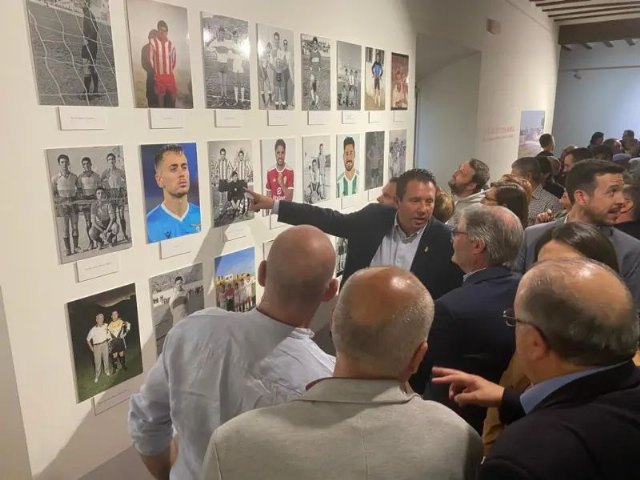 150 fotografías rinden homenaje a los cien años de fútbol en Mula