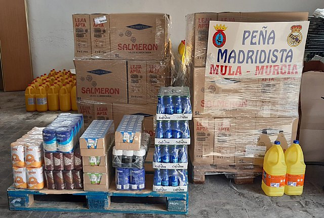 Donación de varios litros de lejía de la Peña Madridista de Mula